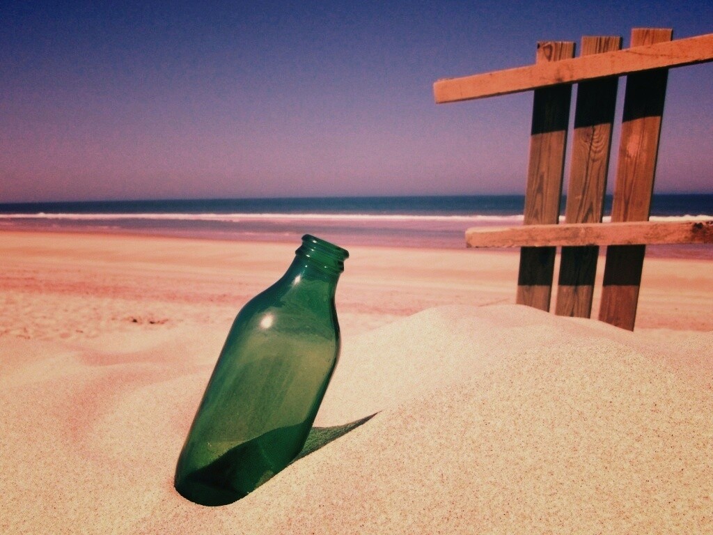 Бутылка на пляже обои