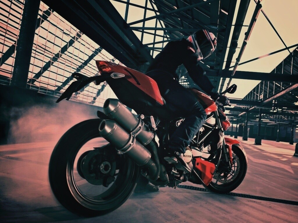 Пробуксовка на мотоцикле обои