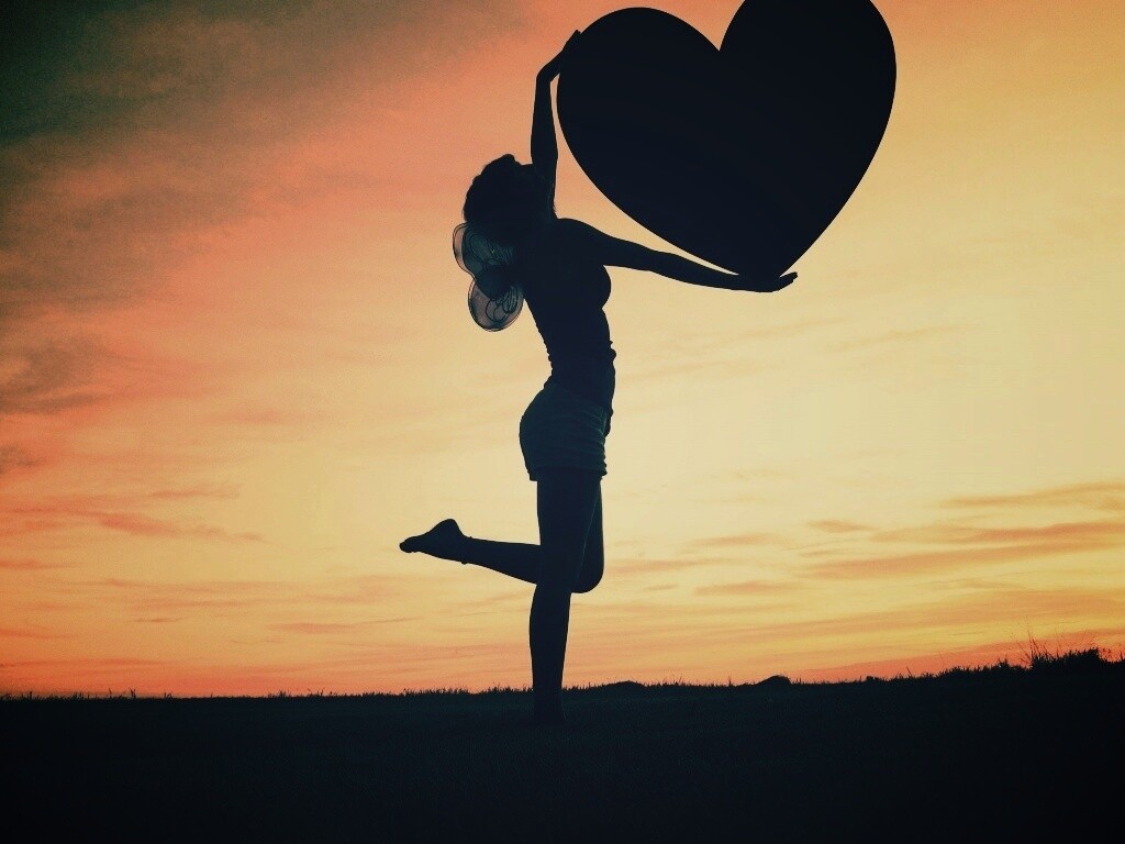 С сердцем в руках обои