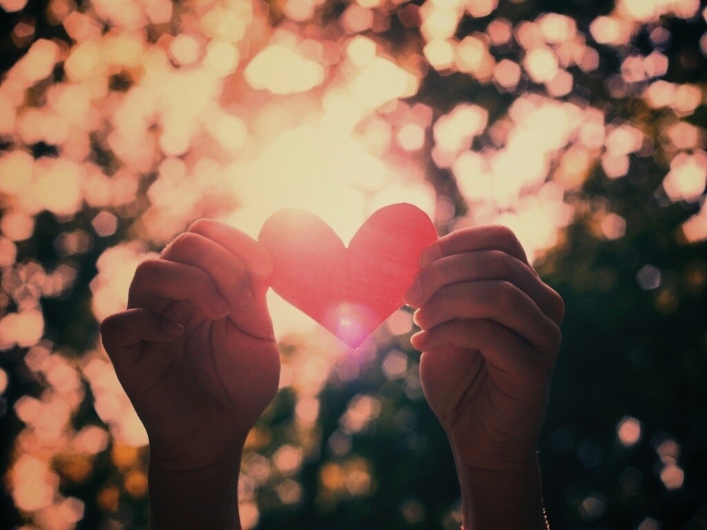 Бумажное красное сердце обои