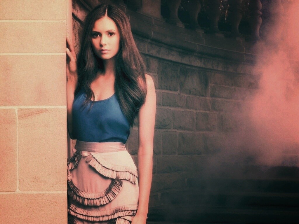 Девушка на лестнице обои