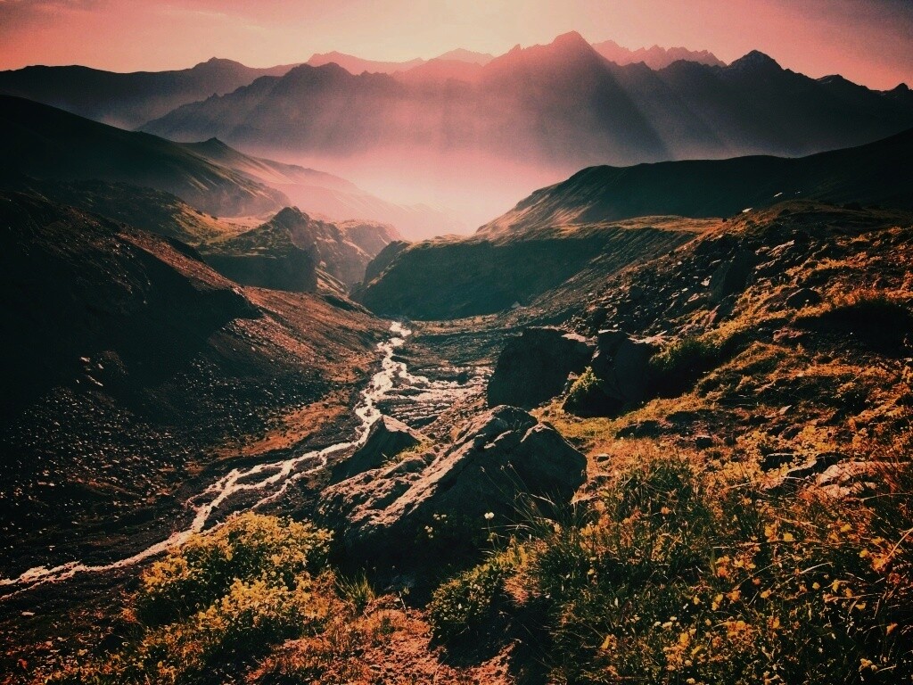 Горы и ручей обои