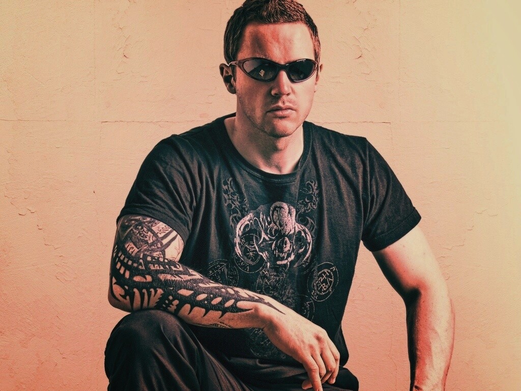 Парень с татуировкой обои