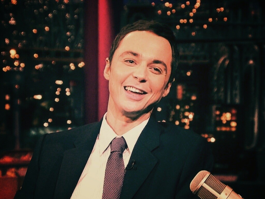 Джим Парсонс на вечернем шоу обои