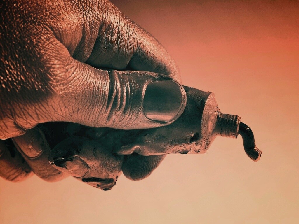 Чёрная краска обои