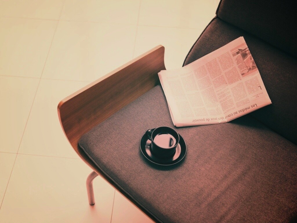 Кофе на стуле обои