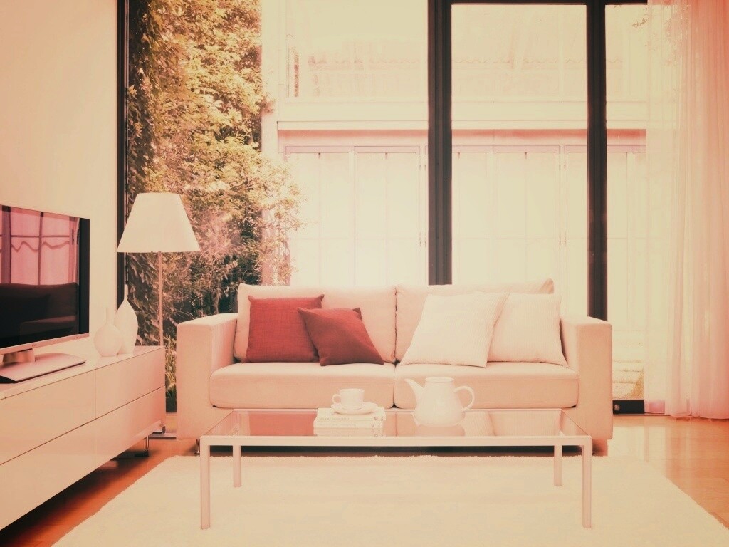 Комната с диваном и телевизором обои