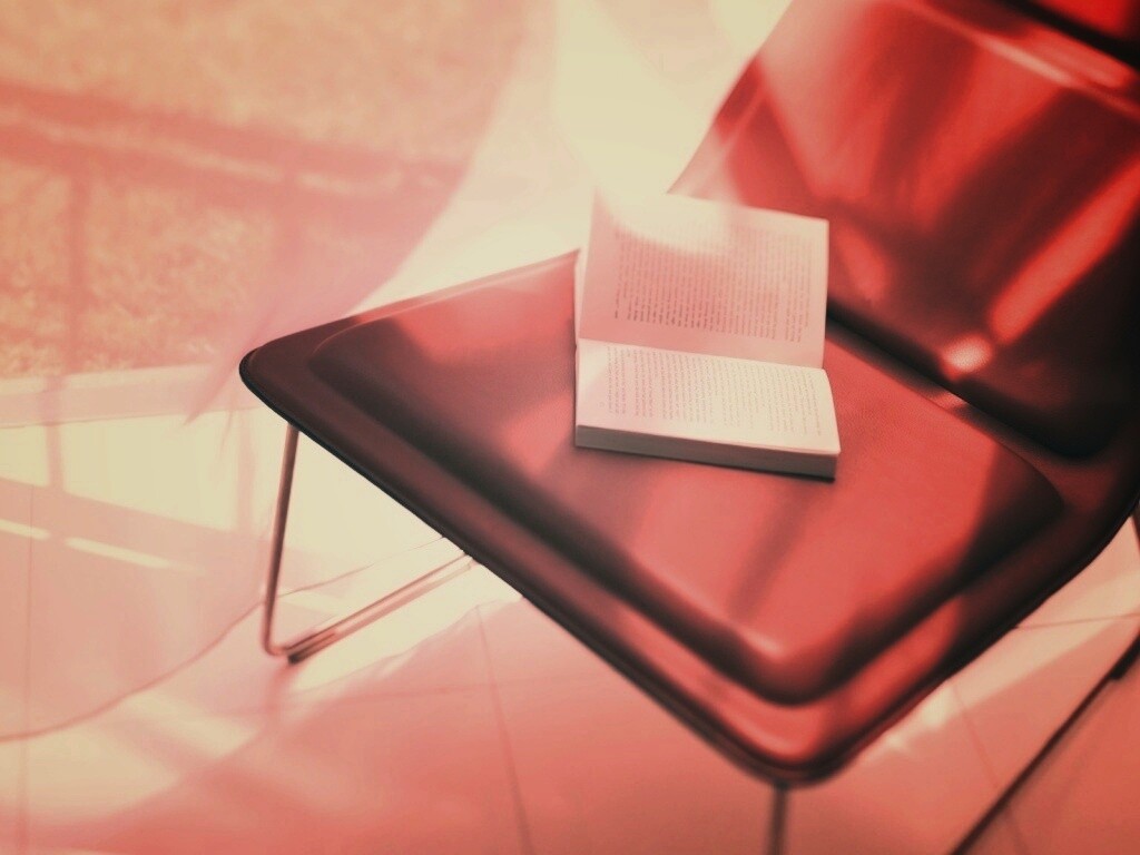 Книга на стуле обои