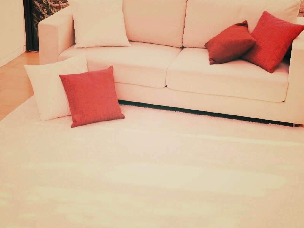 Диван с подушками обои