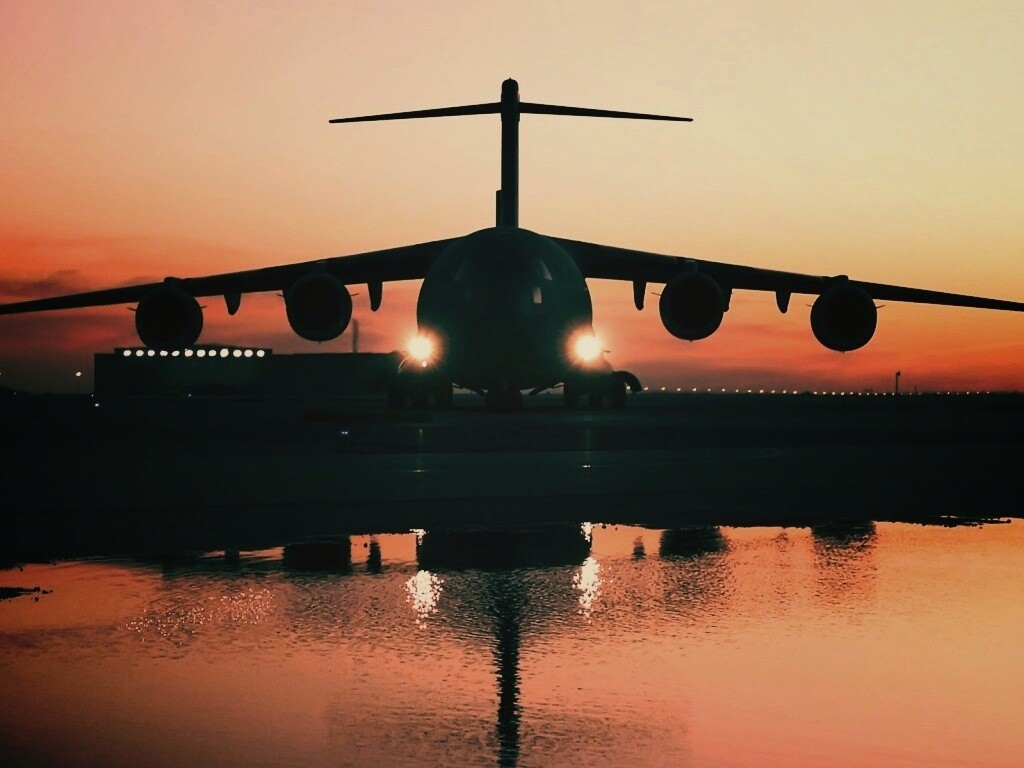 Самолет на взлетной полосе обои