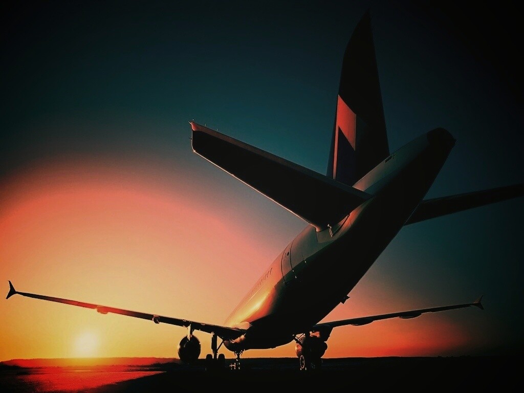 Самолет на закате обои