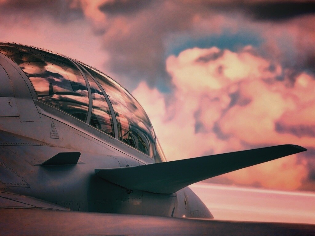 С крыла истребителя обои