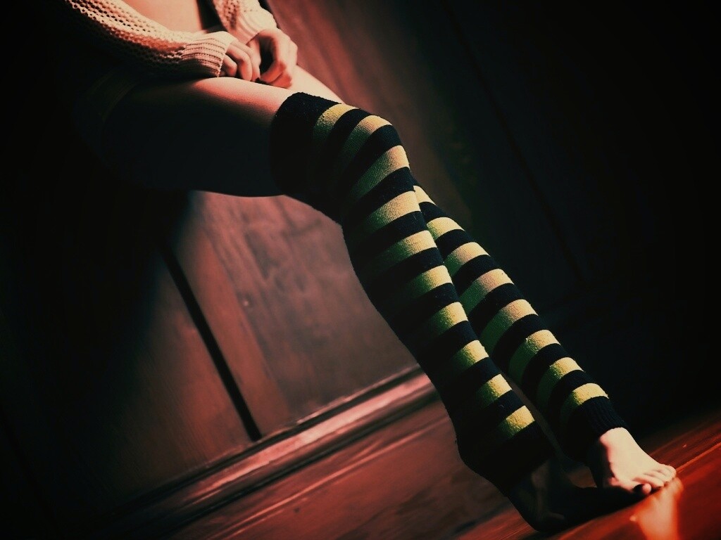 Ножки в полосатых чулках обои