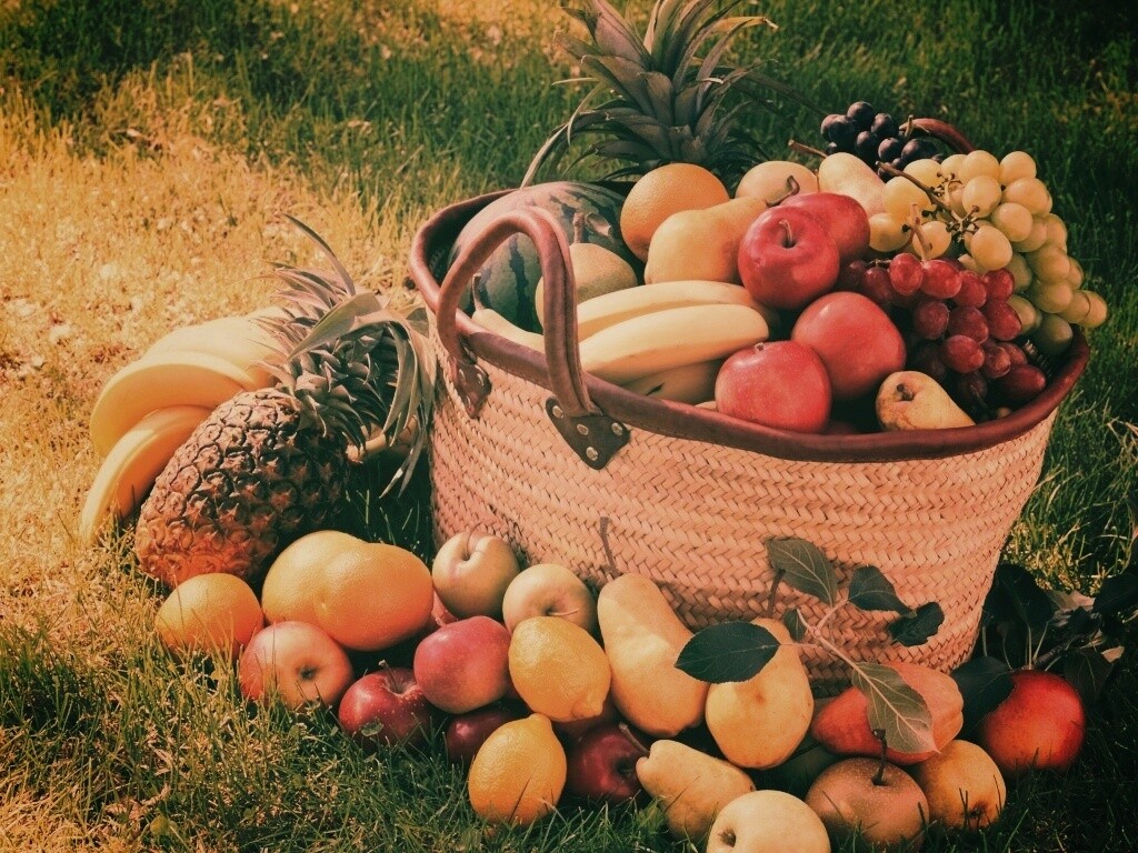 Корзина с фруктами обои