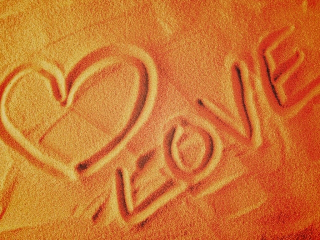 Любовь на песке обои