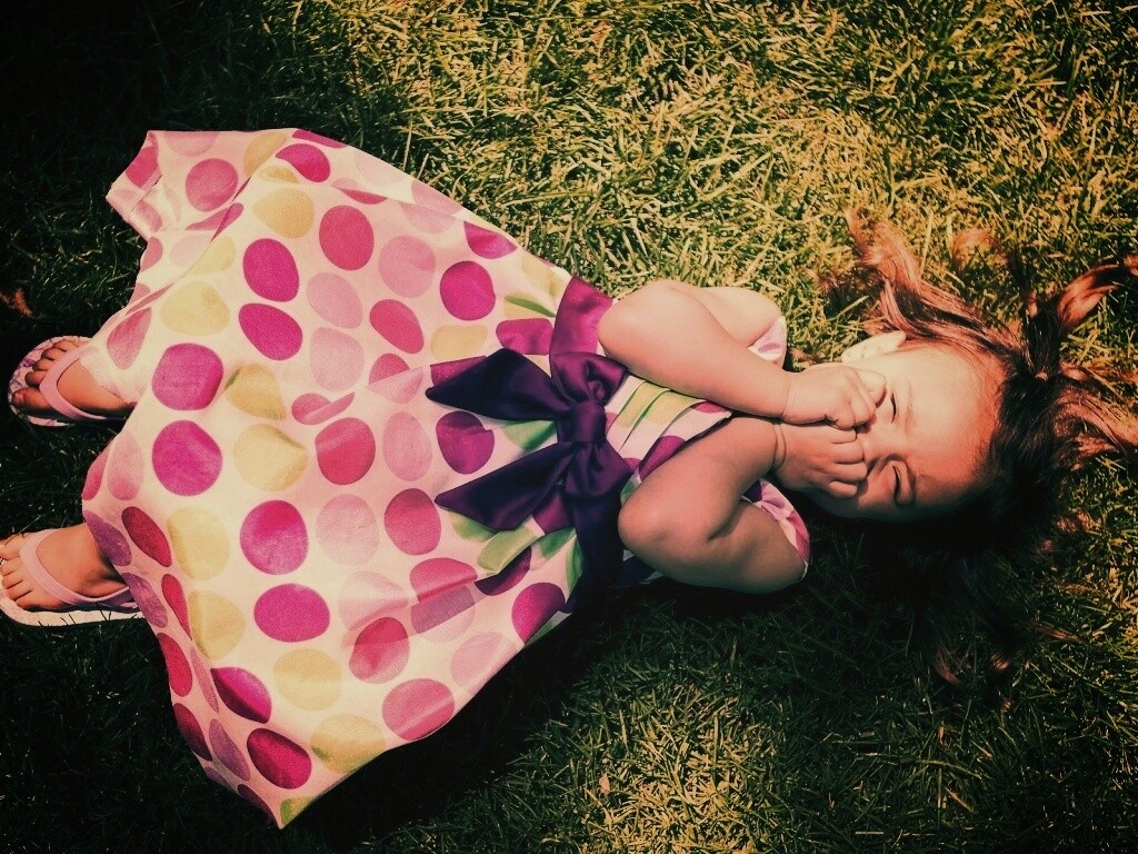 Девочка на траве обои