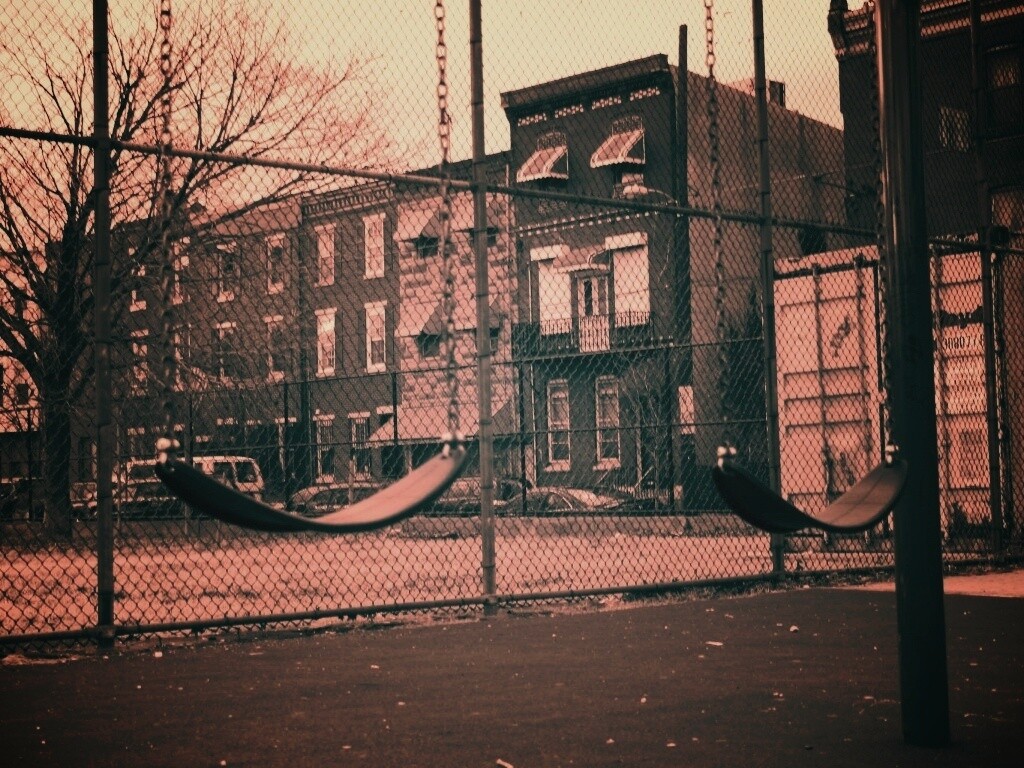 Пустые качели обои