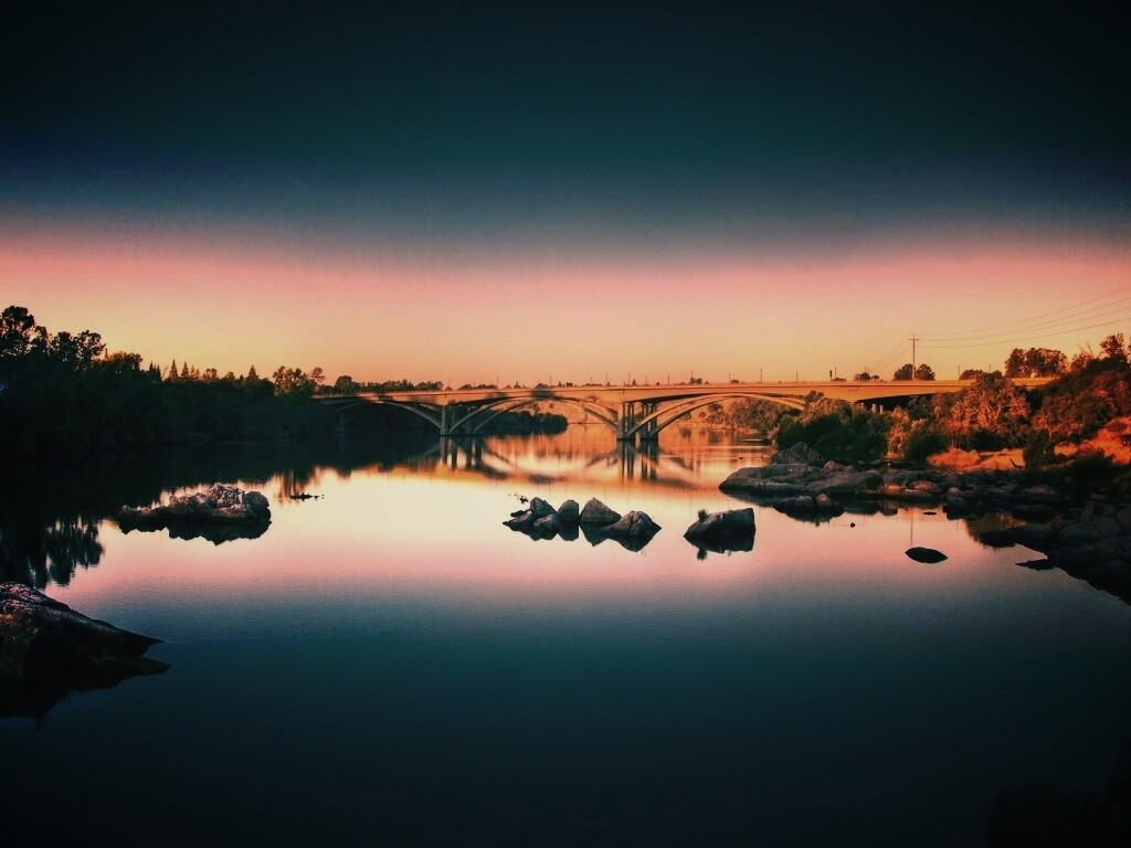 Мост через живописную реку обои