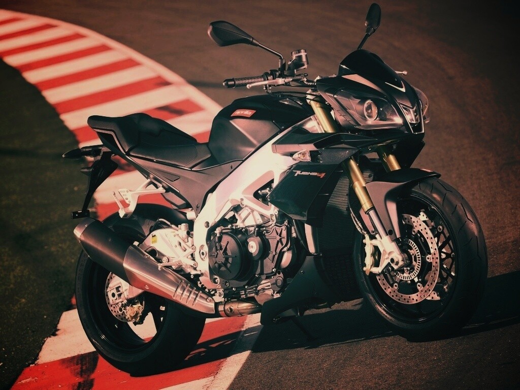 Спортивный мотоцикл Априлия на треке  обои