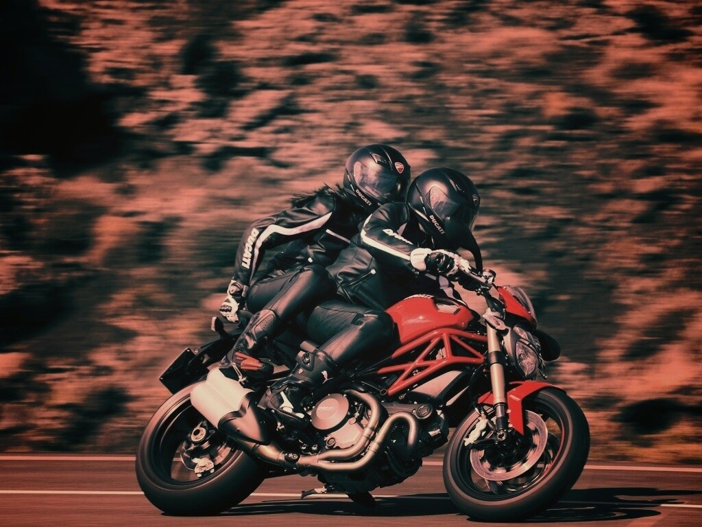 Байкер с девушкой на мотоцикле обои