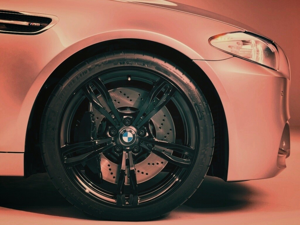 Чёрный литой диск БМВ обои