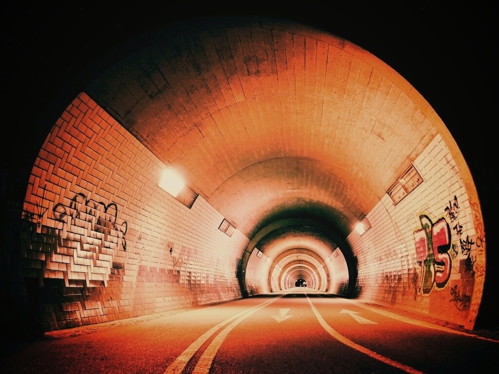 Тоннель и граффити на стенах обои