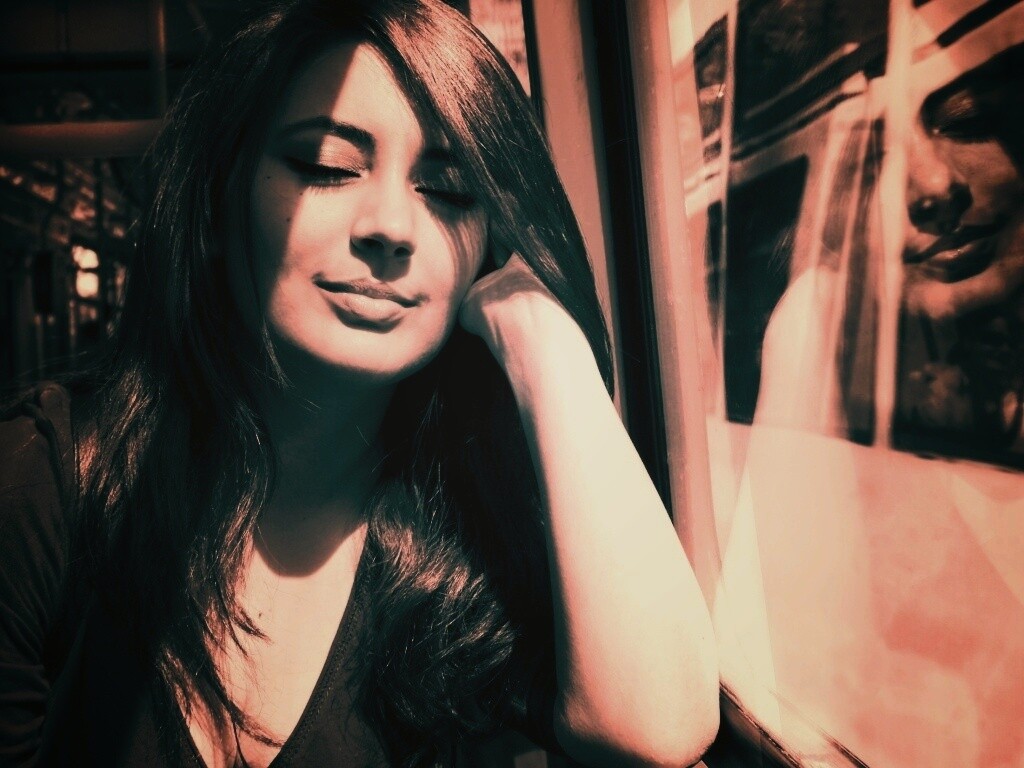 Девушка с закрытыми глазами в электричке обои