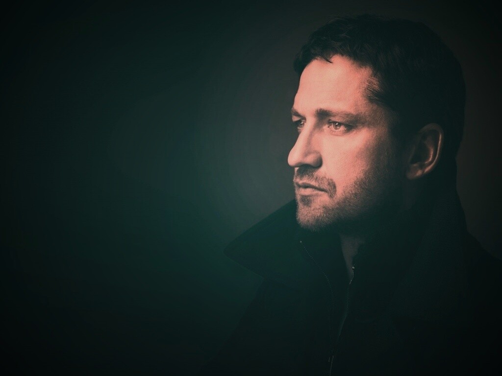 Джерард Батлер на темном фоне обои