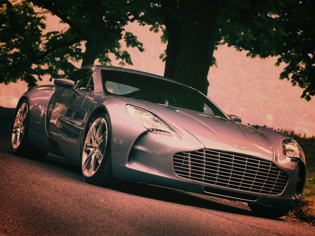 Aston Martin за городом обои