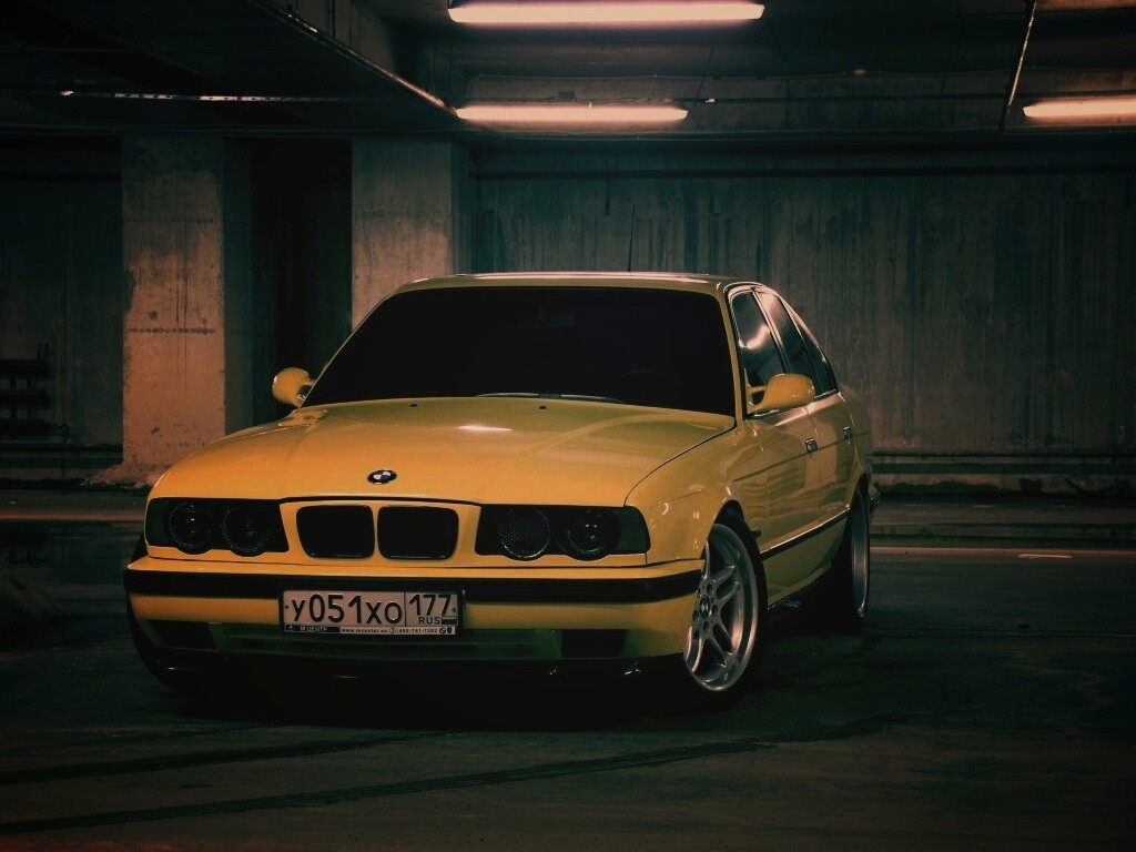 BMW M5 на стоянке обои