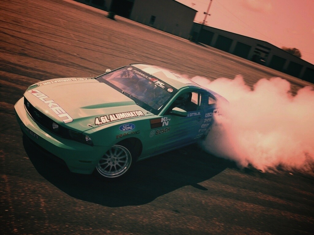 Мустанг дрифтует обои