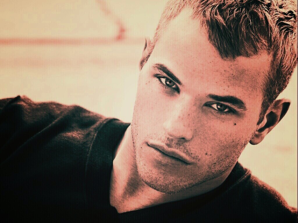 Келлан Латс обои