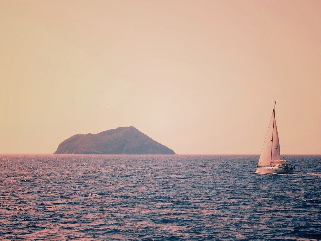 Яхта в море обои