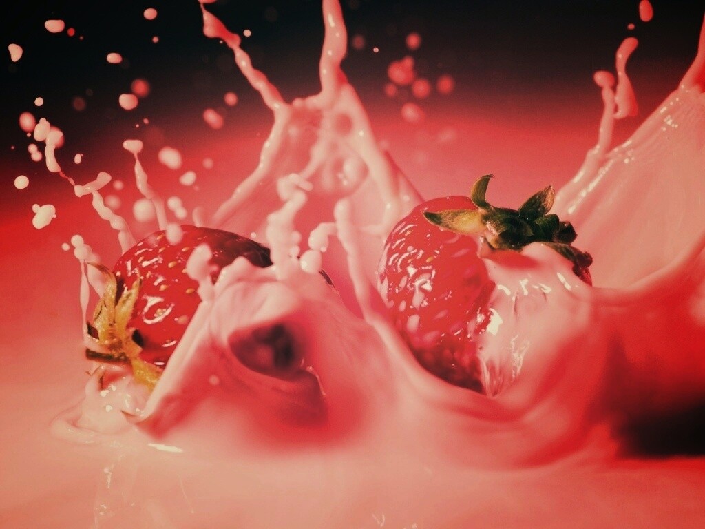 Сочная клубника с молоком обои