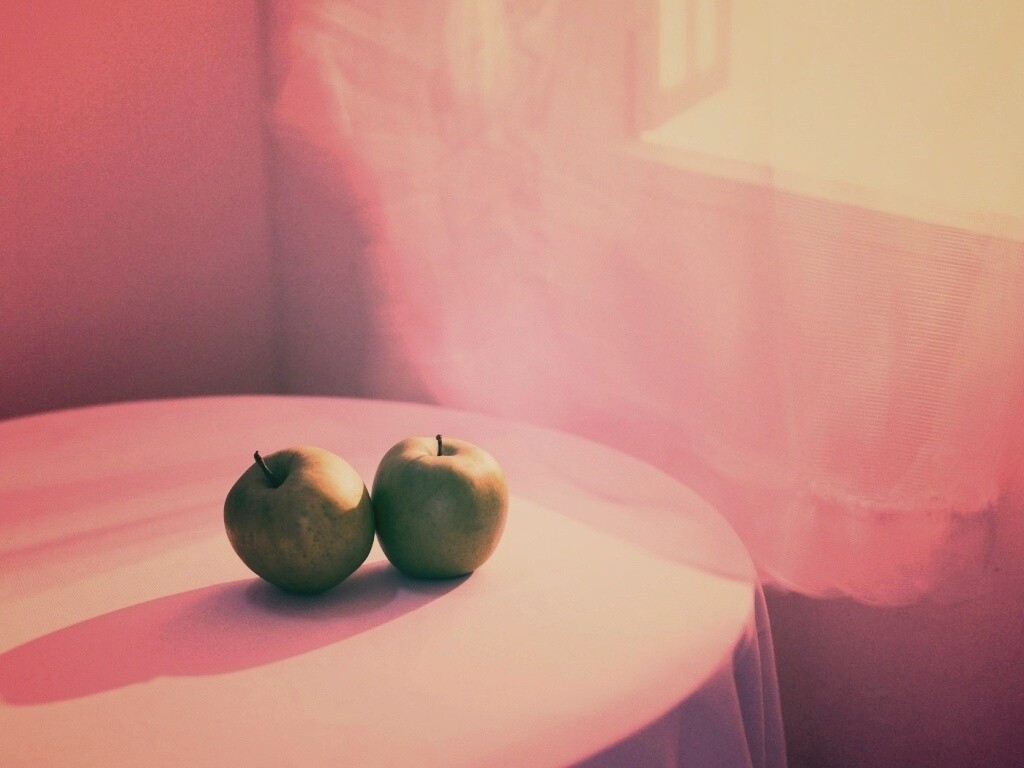 Яблоки на столе перед окном обои