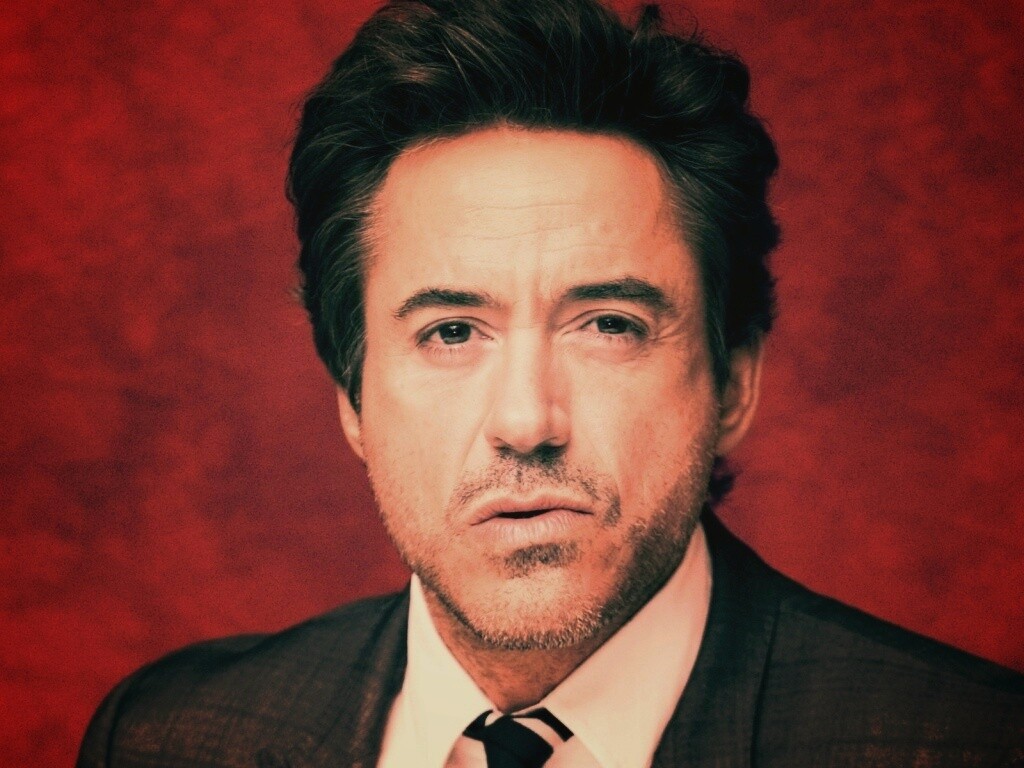 Роберт Дауни младший что-то подозревает обои