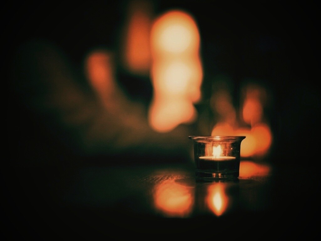Свеча во тьме обои