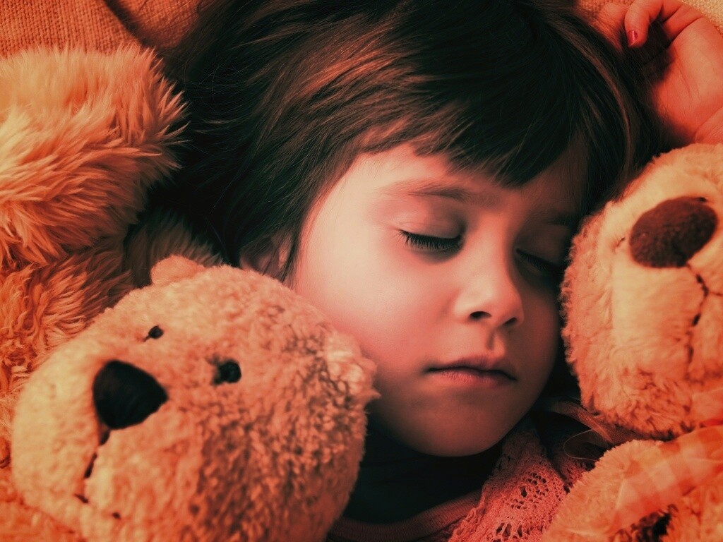 Девочка спит с мишками в обнимку обои