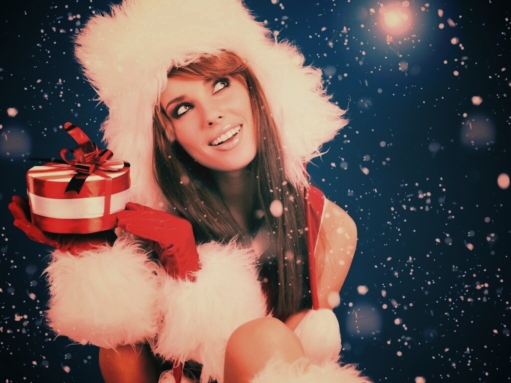 Девушка с новогодним подарком обои