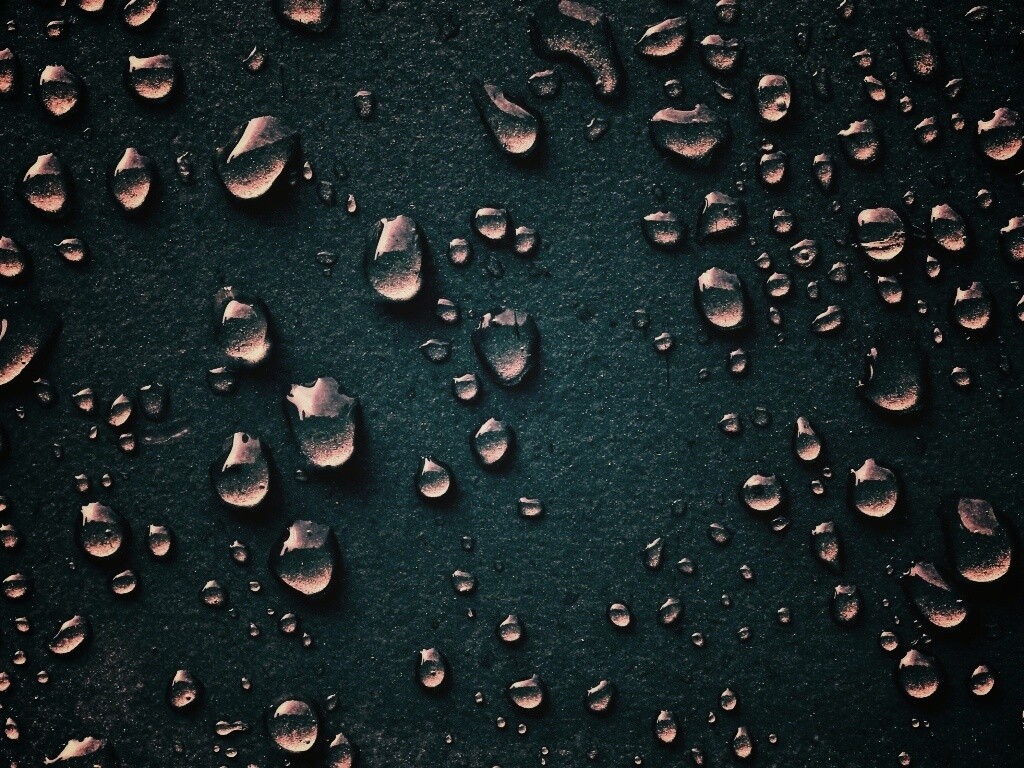 Капли воды на темной поверхности обои