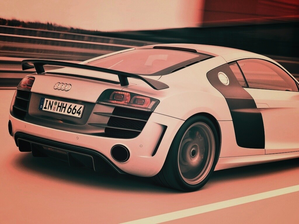 Audi R8 на скоростной трассе обои