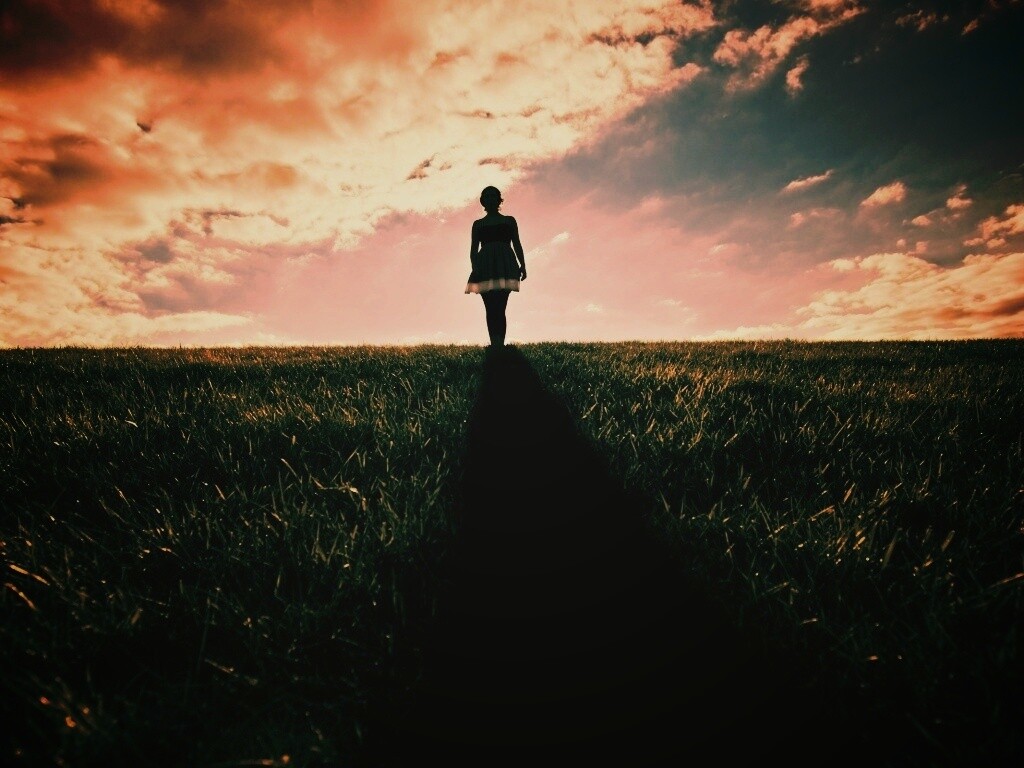 Силуэт девочки на поле обои