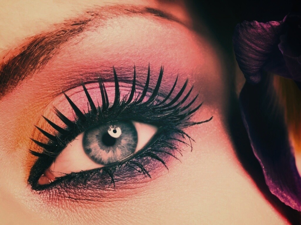 Макияж и цветок обои