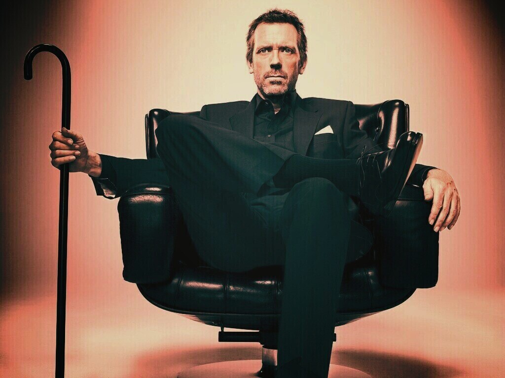 Хью Лори в кресле обои