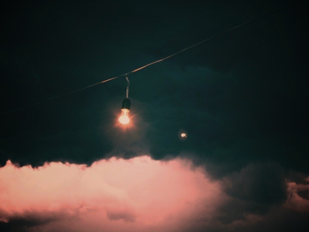 Лампочка на фоне туч обои