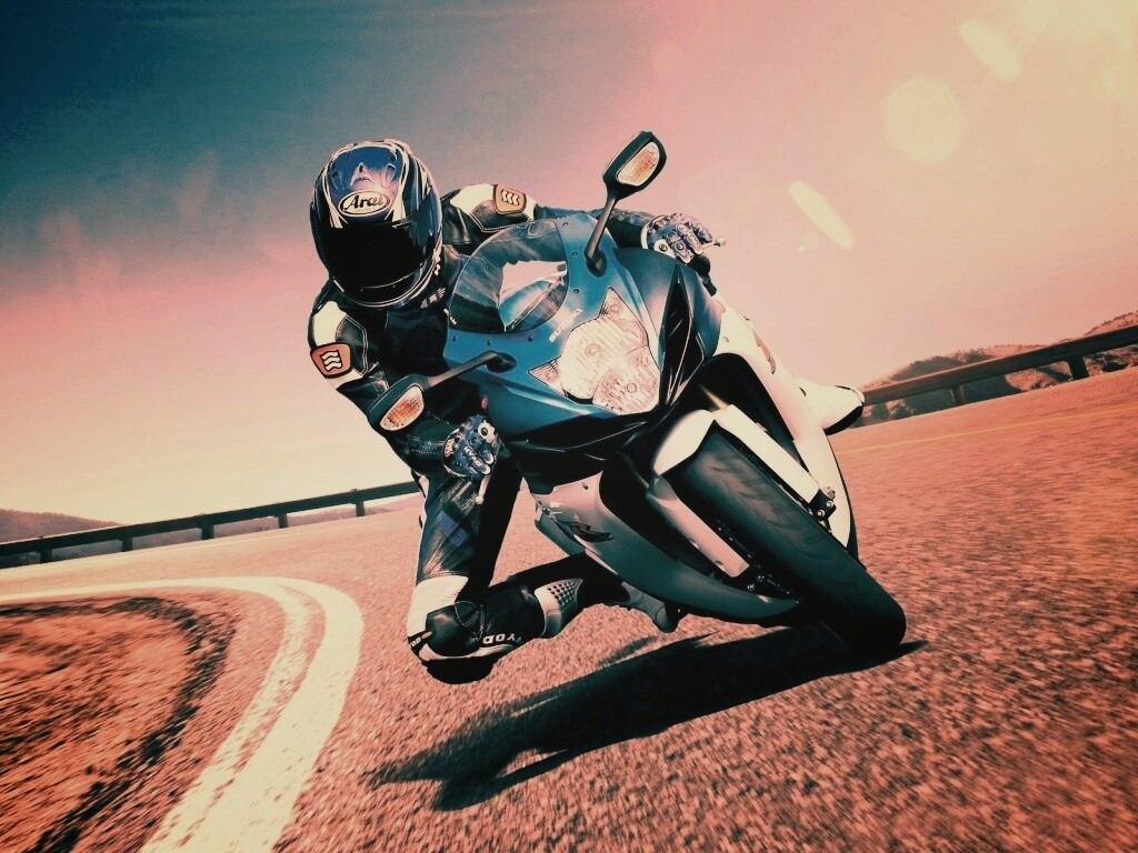 Мотоциклист на повороте обои