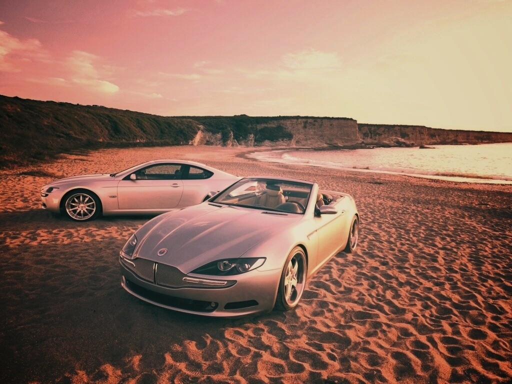 Два спорткара на берегу моря обои
