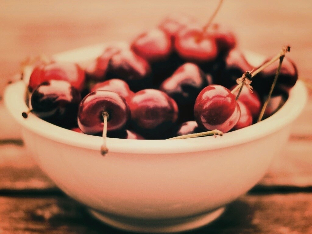 Миска спелой черешни обои
