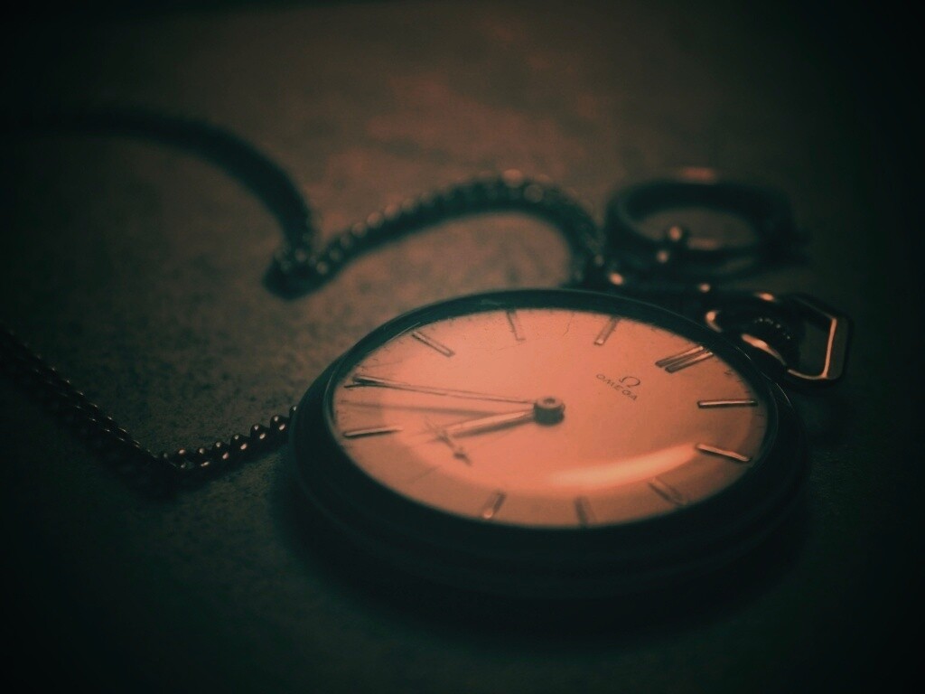 Часы на цепочке обои