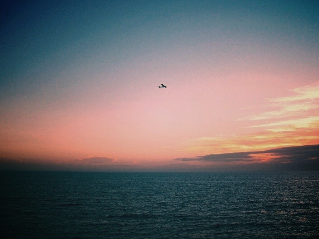 Паращий над морем обои